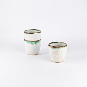 Średnia nakrapiana czarka ceramiczna z kolekcji oaza