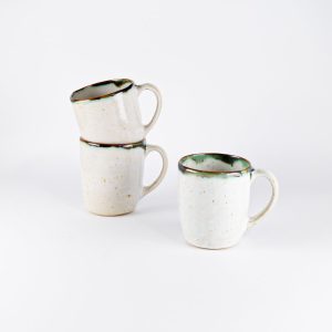Duży nakrapiany kubek ceramiczny z kolekcji oaza