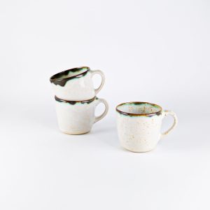 Nakrapiany kubek ceramiczny z kolekcji oaza