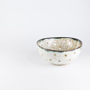 Ażurowa nakrapiana misa ceramiczna z kolekcji oaza