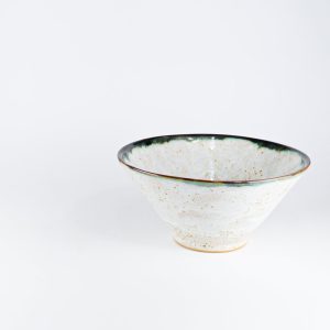 Nakrapiana misa ceramiczna ramen z kolekcji oaza