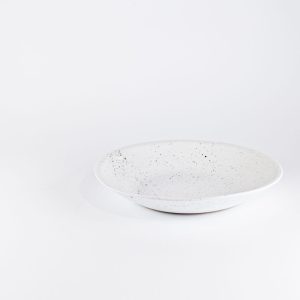 Nakrapiany głęboki talerz ceramiczny z kolekcji bryza