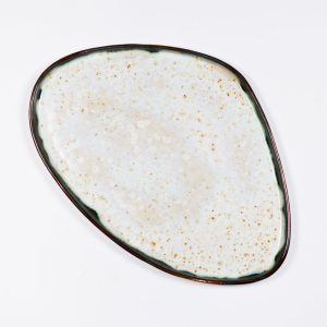 Nakrapiany trójkątny talerz ceramiczny z kolekcji oaza