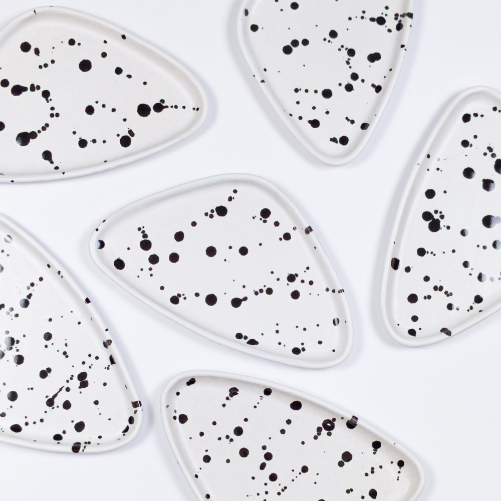 talerz trójkątny mały | fryga Łaciaty mały trójkątny talerz ceramiczny z kolekcji fryga