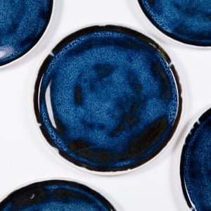 Granatowy obiadowy talerz ceramiczny z kolekcji kosmos